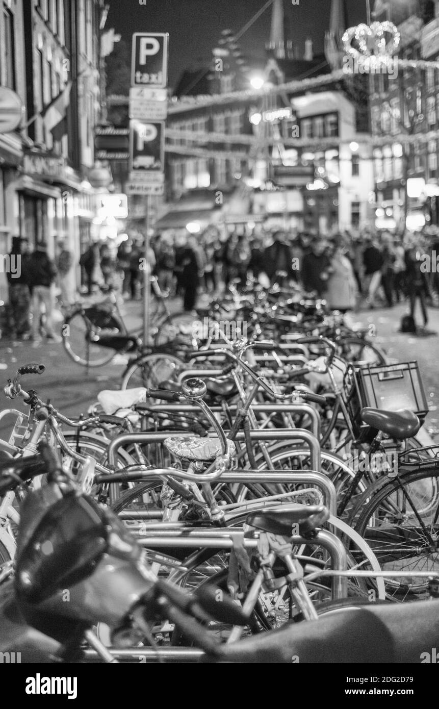 Amsterdam City Straßen bei Nacht mit Fahrrädern Stockfoto