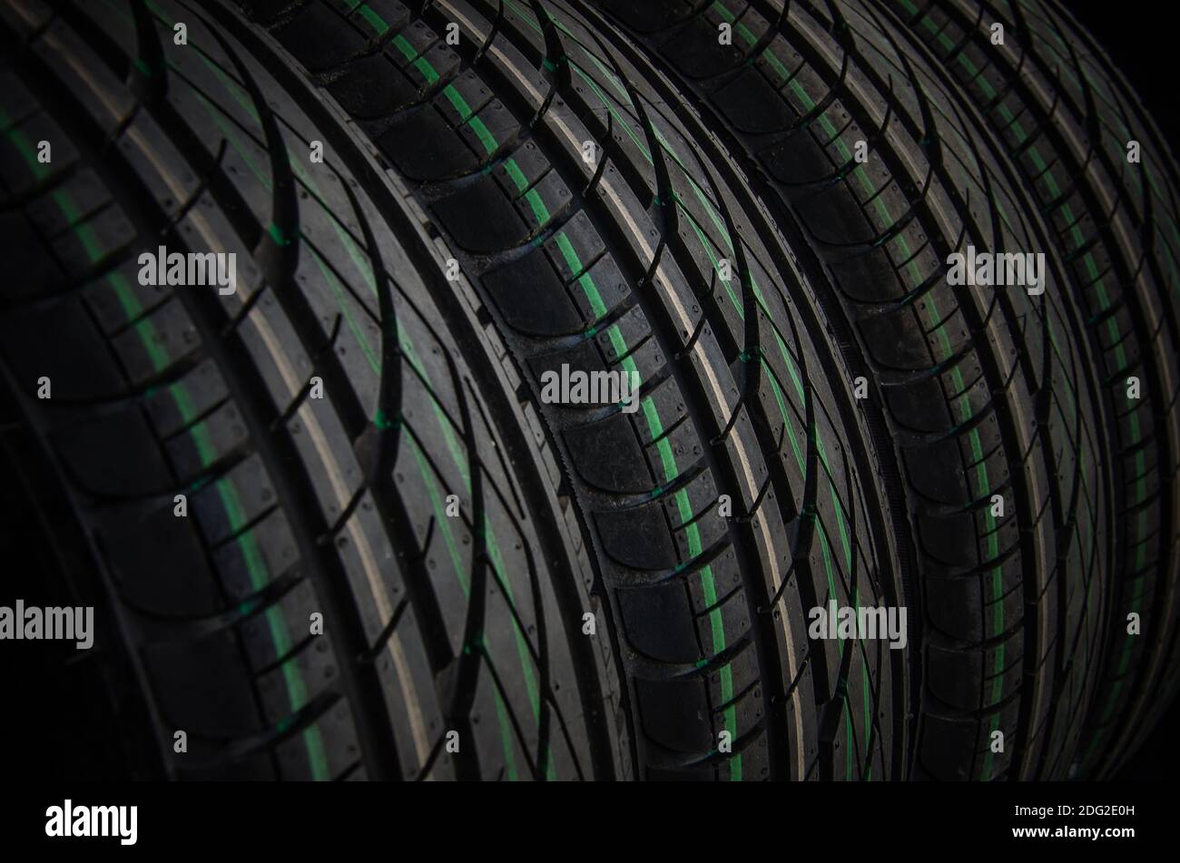Nahaufnahme von Autos Reifen Hintergrund. Ungenutzte Gummireifen für die Sommersaison Stockfoto