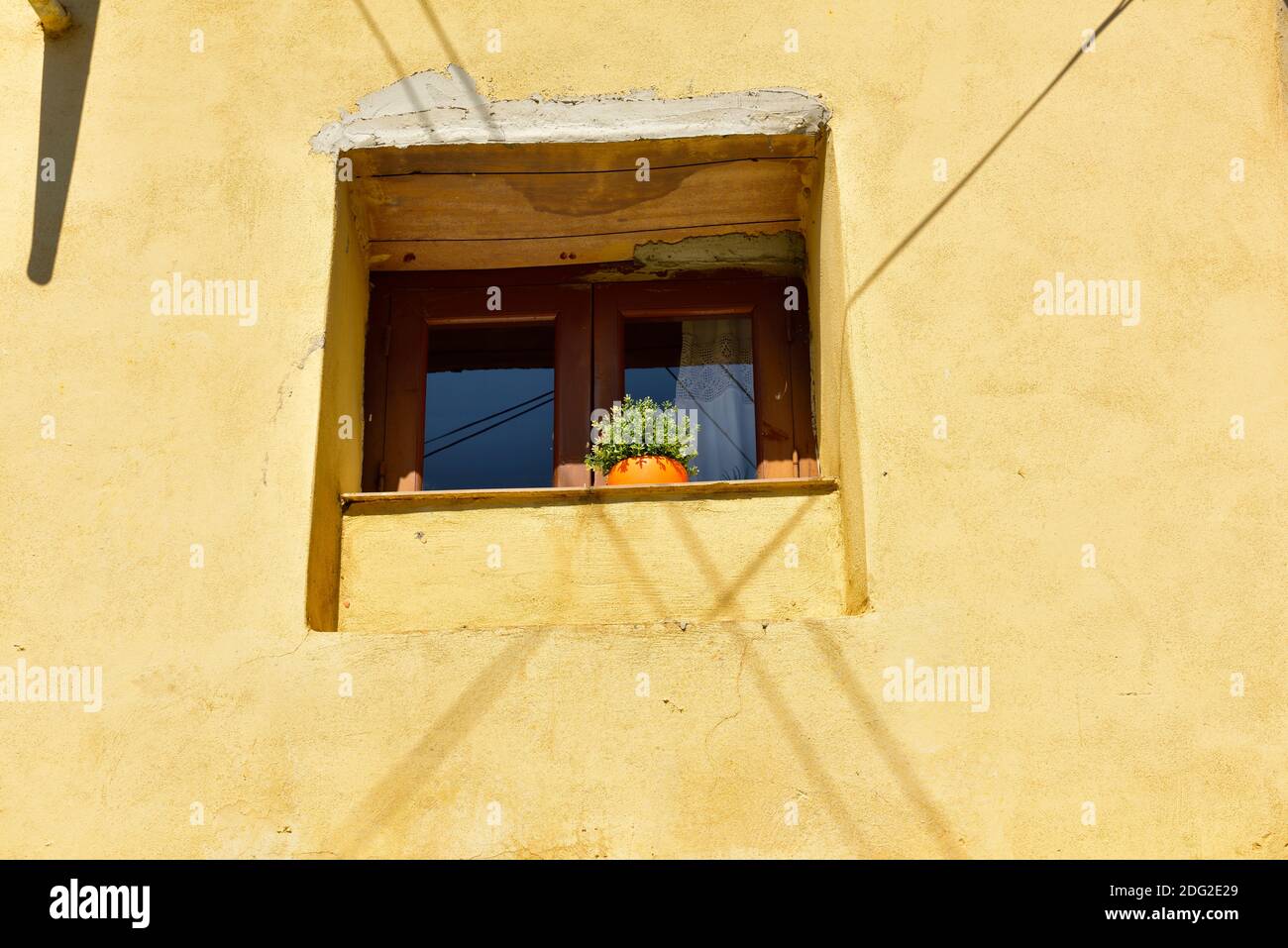 Fenster in gelber Wand Stockfoto