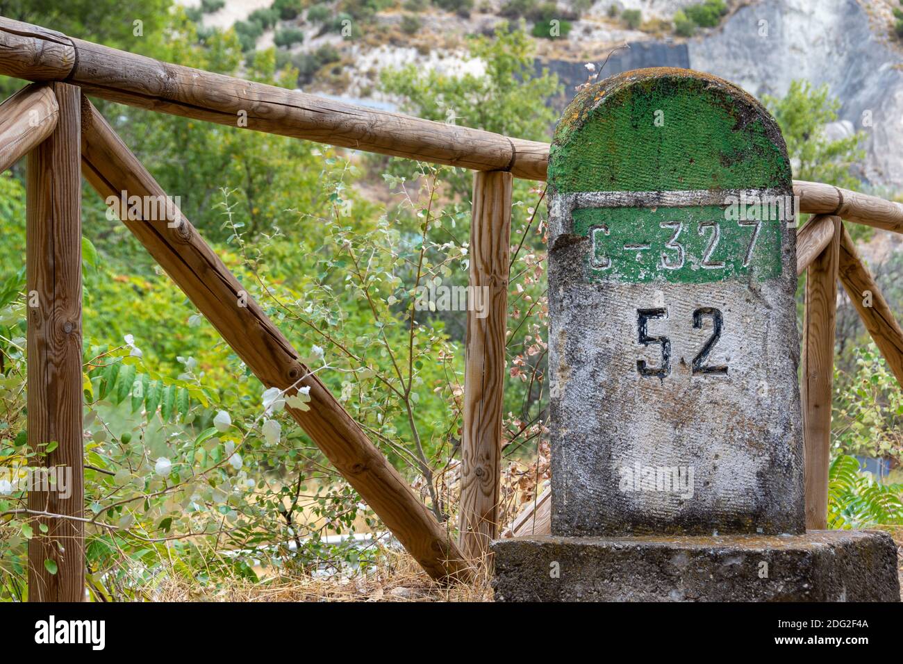 Alte Meilensteine, die auf der Straße Bailen-Motril (N-323) bei der Durchfahrt durch La Cerradura de Pegalajar (Jaen-Spanien) aufgedeckt wurden Stockfoto