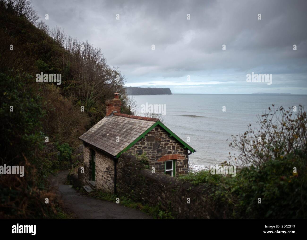 Blick auf die Küste vom Dorf Bucks Mills in Devon, England mit Künstlerhütte und Lundy Island am Horizont. November 2020 Stockfoto