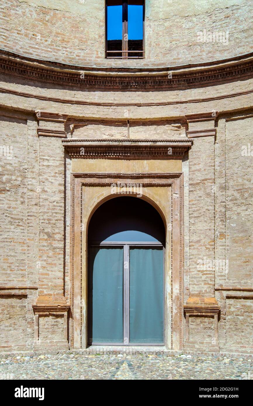 Typische architektonische Elemente der frühen italienischen Renaissance wie der klassische Rundbogen. Stockfoto