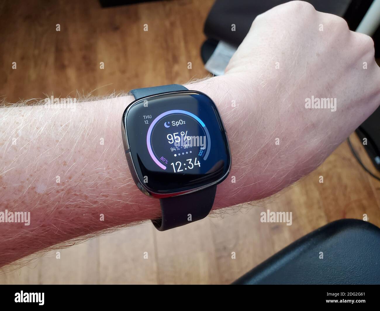 Foto einer Fitbit Sense Smartwatch mit Oximeter, Anzeige von Datum, Uhrzeit  und Sauerstoffgehalt im Blut in San Ramon, Kalifornien, 12. November 2020  Stockfotografie - Alamy