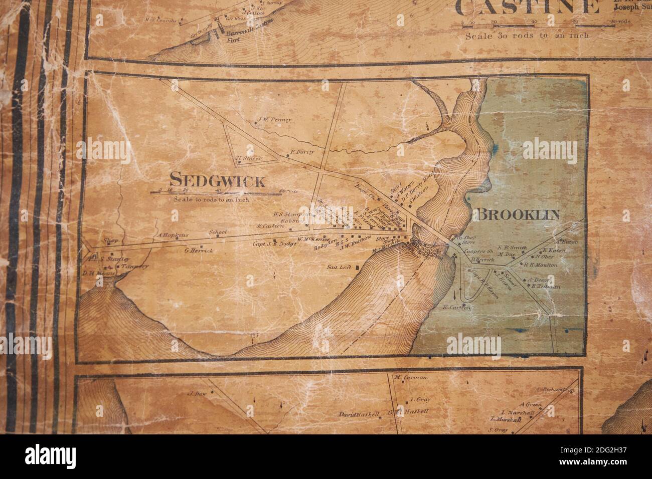 Eine alte Wandkarte mit Details von Sedgwick und Brooklin des örtlichen Hancock County hängt an der restaurierten Surry Village School. In Surry, Maine. Stockfoto