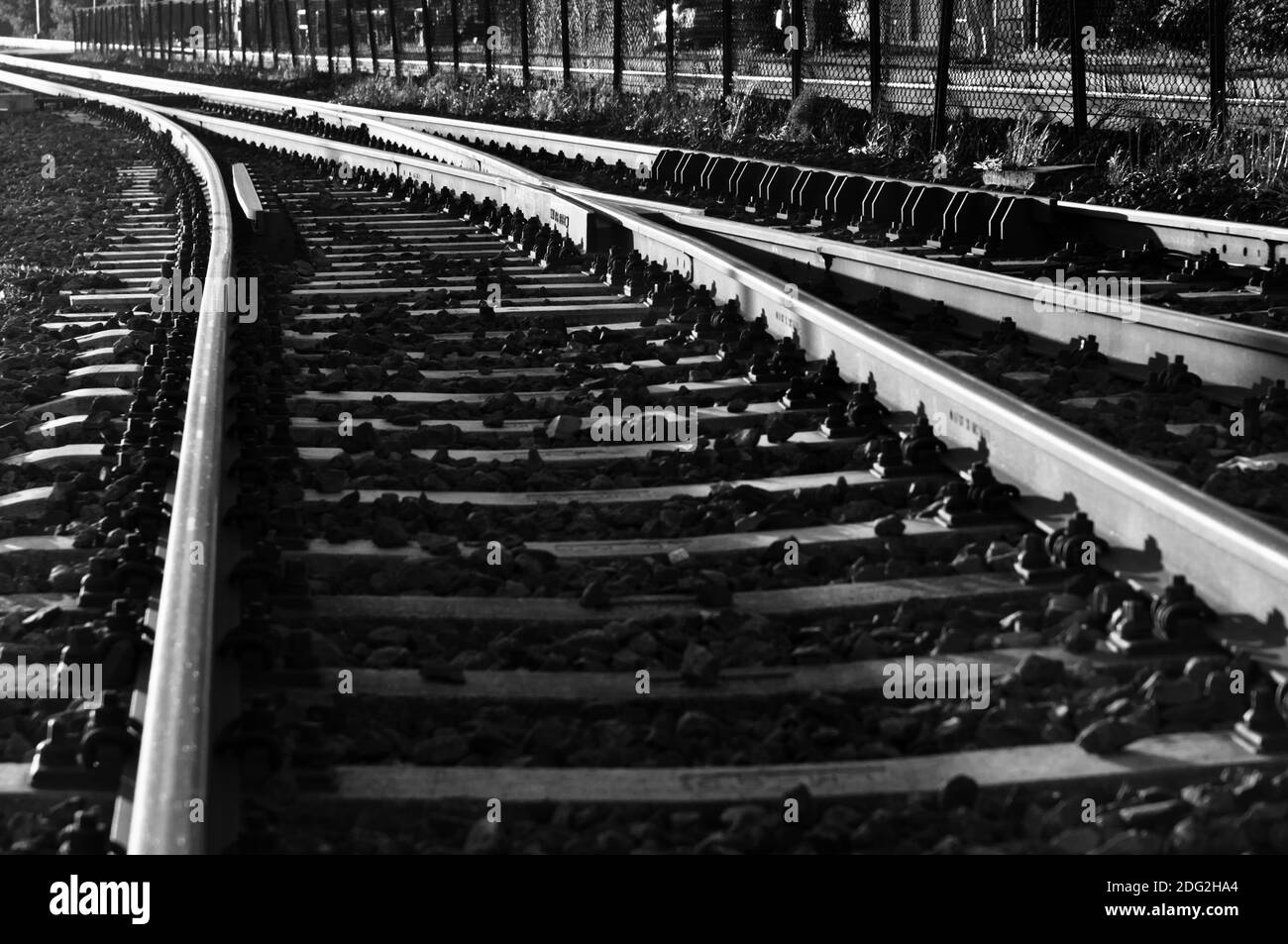 Schwarz-Weiß-Foto der alten Schiene Stockfoto