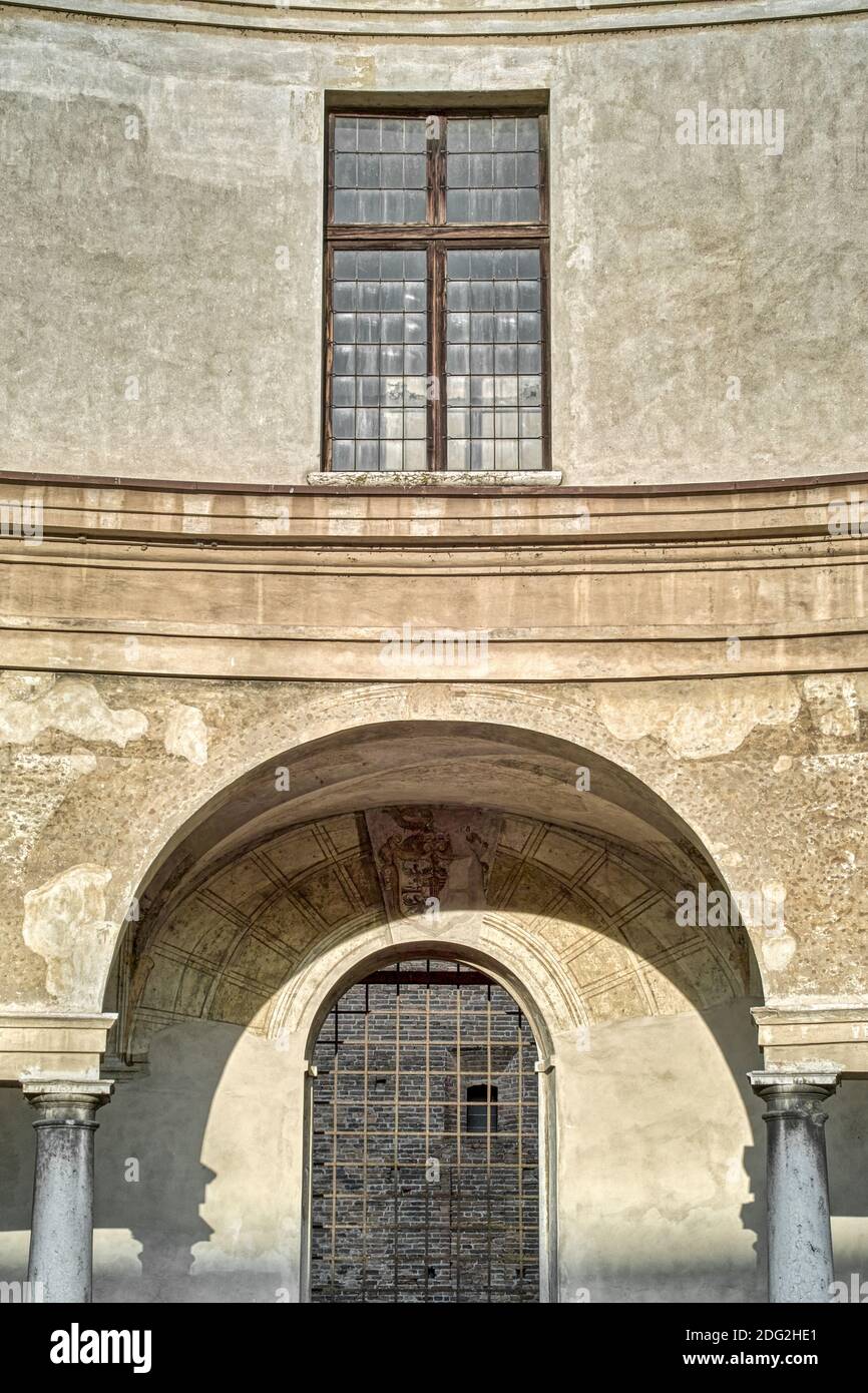 Typische Details der italienischen Renaissance-Architektur mit Rundbogen, Gesimsen und Fenstern. Stockfoto