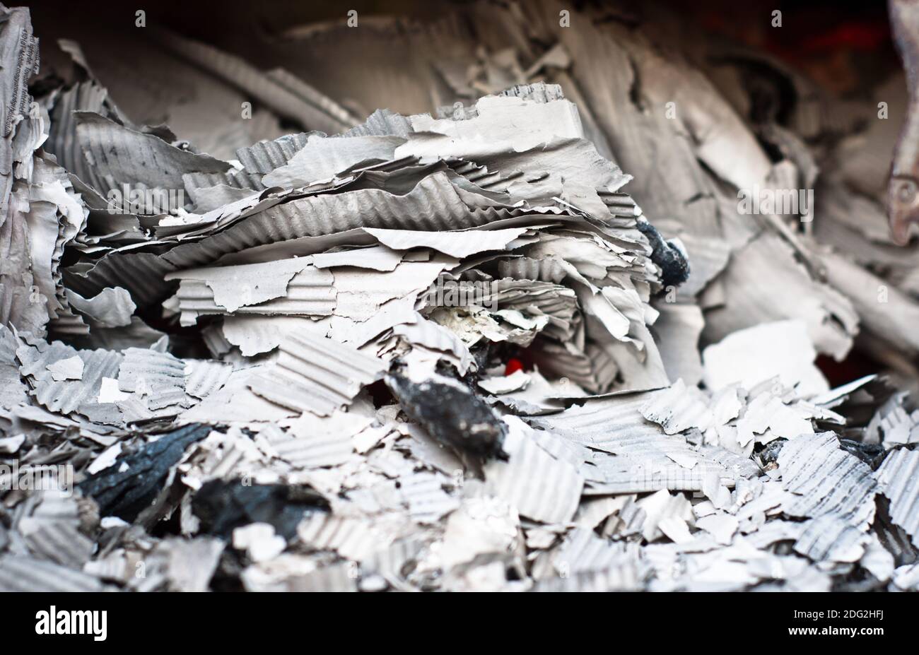 Papierbrand im Recyclingzentrum Stockfoto