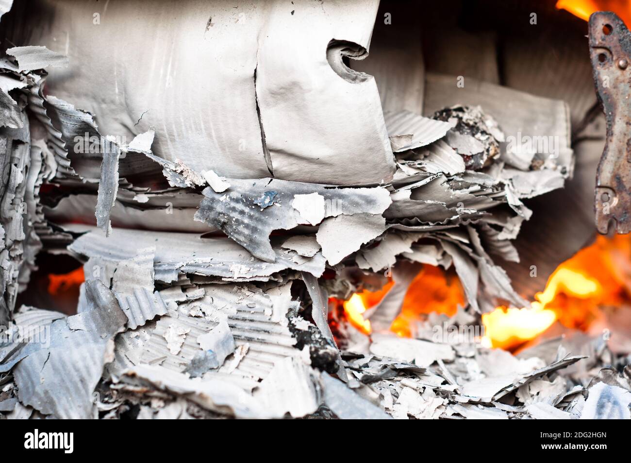 Brennendes Papier im Recyclingfass Stockfoto