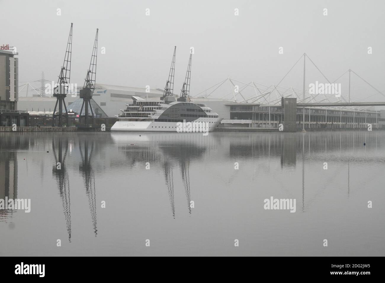 Das schwimmende Sunborn London Hotel, das am Excel Center an den London Royal Docks angedockt war, war durch den Nebel kaum zu sehen.London war von dichtem Nebel umhüllt, der die Sicht auf weniger als 200 Meter reduzierte und die Temperaturen auf unter 3 Grad Celsius reduzierte. Stockfoto