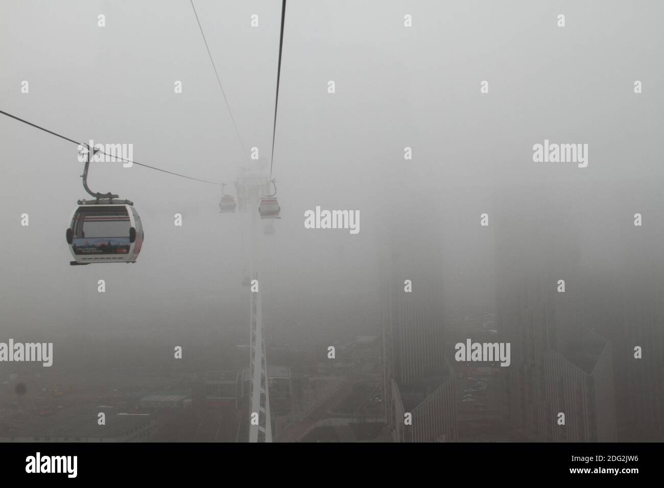 Die Emirates Cable Cars fahren zwischen Greenwich und den Emirates Royal Docks, die sich in den Docks der Themse befinden.London wurde von dichtem Nebel umhüllt, der die Sicht auf weniger als 200 Meter reduzierte und die Temperaturen auf unter 3 Grad Celsius reduzierte. Stockfoto