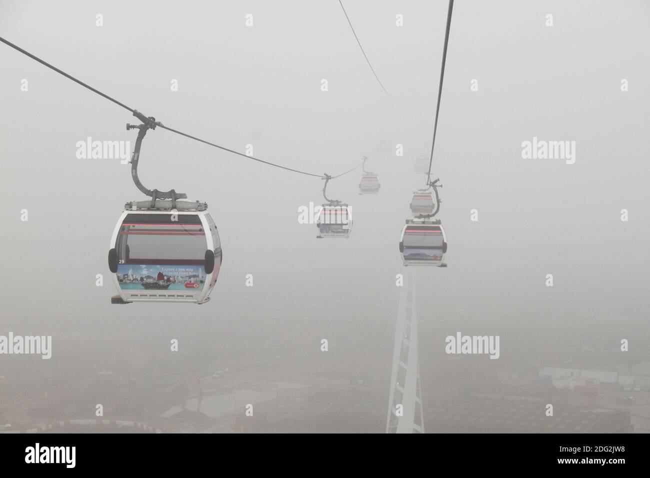 Die Emirates Cable Cars fahren zwischen Greenwich und den Emirates Royal Docks, die sich in den Docks der Themse befinden.London wurde von dichtem Nebel umhüllt, der die Sicht auf weniger als 200 Meter reduzierte und die Temperaturen auf unter 3 Grad Celsius reduzierte. Stockfoto