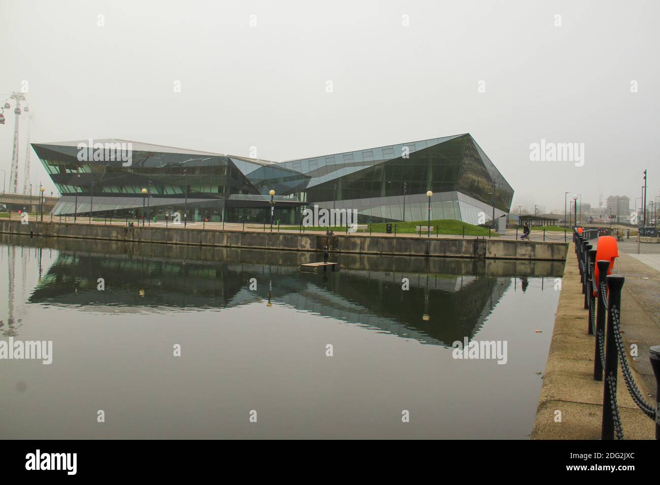 Der Kristall von der Emirates Royal Docks Cabel Car Station aus gesehen. Das Gebäude gehört der Greater London Authority.London wurde von dichtem Nebel umhüllt, der die Sicht auf weniger als 200 Meter und die Temperaturen auf unter 3 Grad Celsius reduzierte. Stockfoto