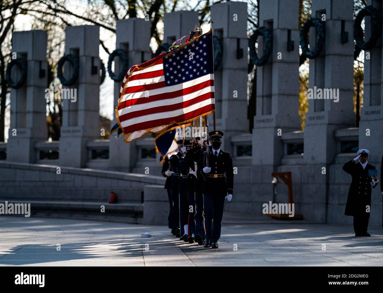 Washington, Usa. Dezember 2020. Eine militärische Ehrengarde präsentiert die Farben während einer Gedenkfeier zum Pearl Harbor Day am 7. Dezember 2020 im National World war II Memorial in Washington, DC. Foto von Kevin Dietsch/UPI Kredit: UPI/Alamy Live News Stockfoto