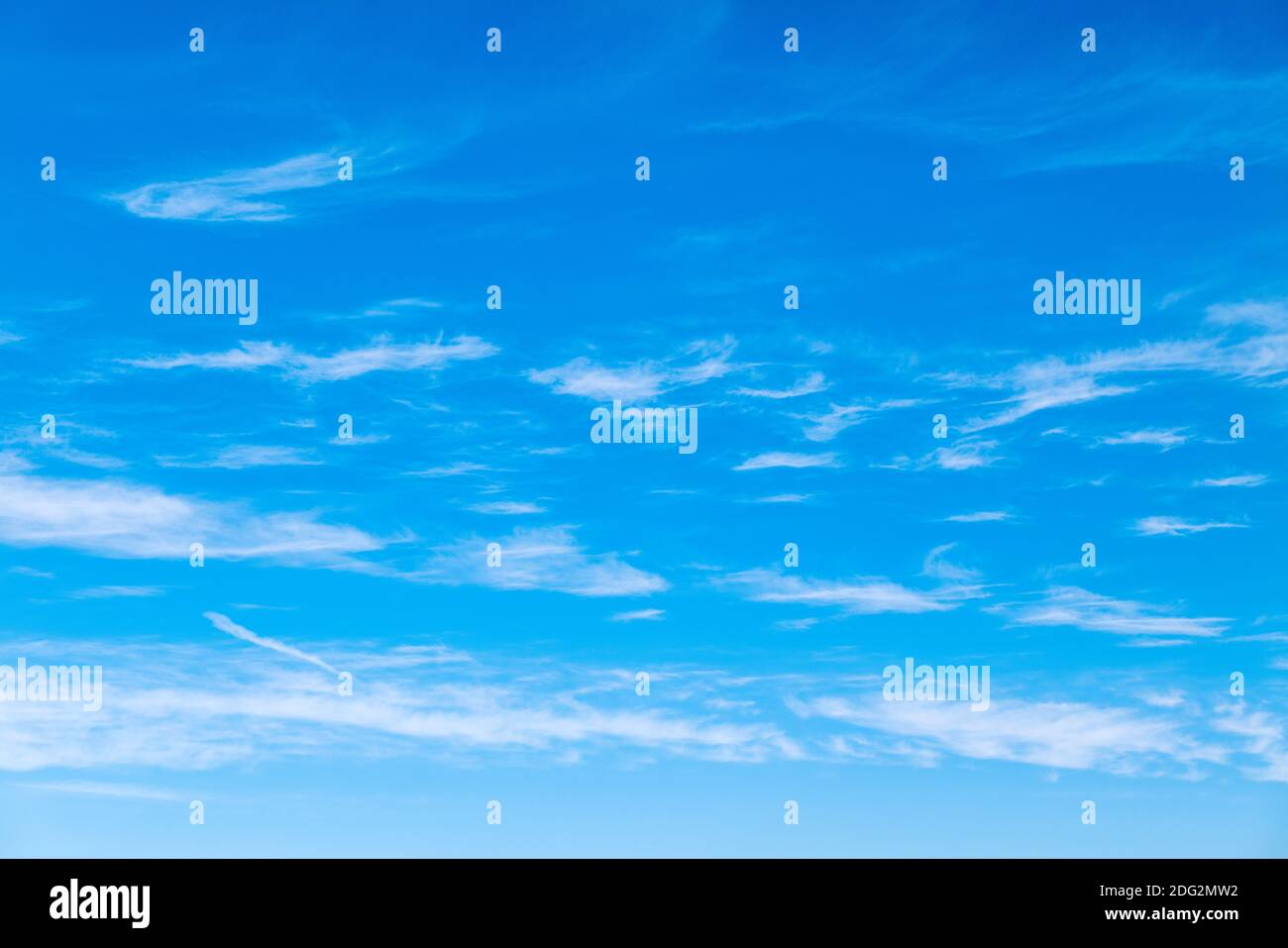 Wispy Wolken gegen einen azurblauen Colorado Himmel Stockfoto