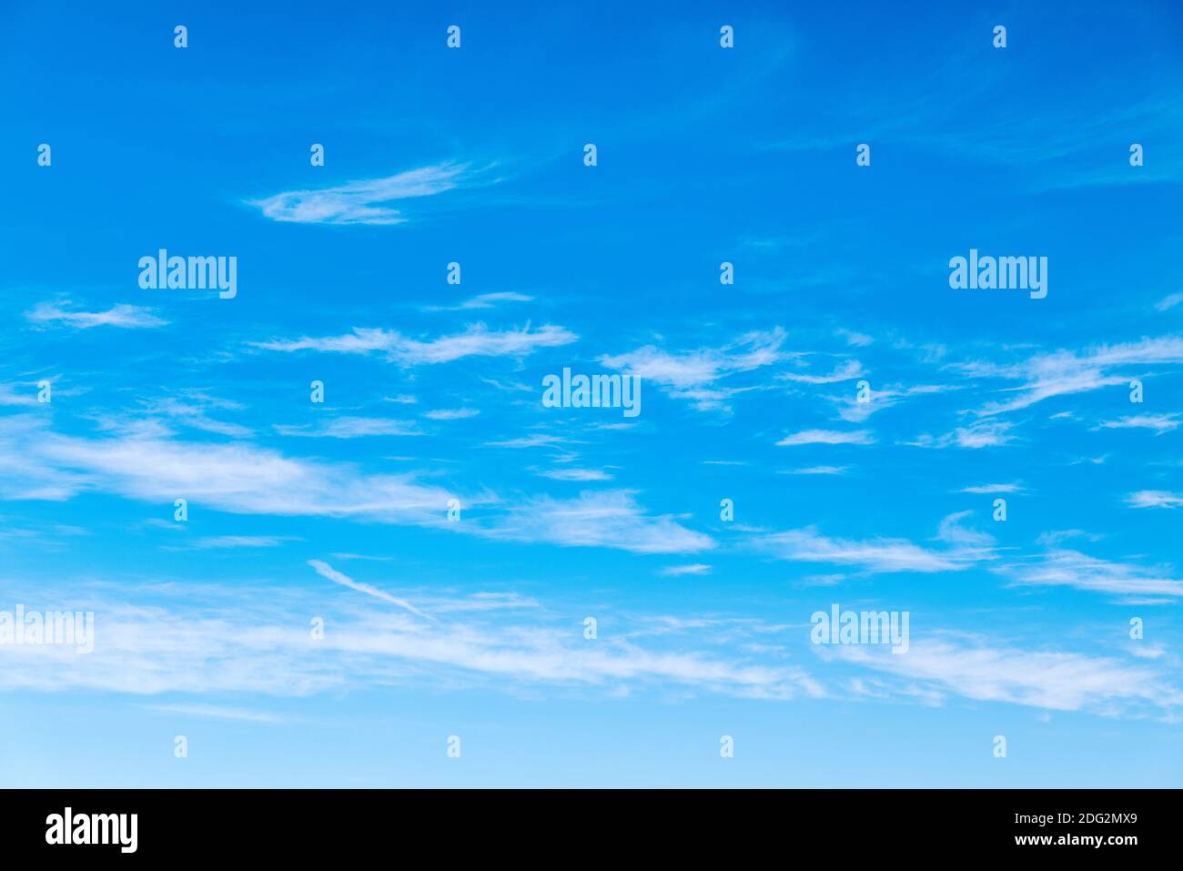 Wispy Wolken gegen einen azurblauen Colorado Himmel Stockfoto