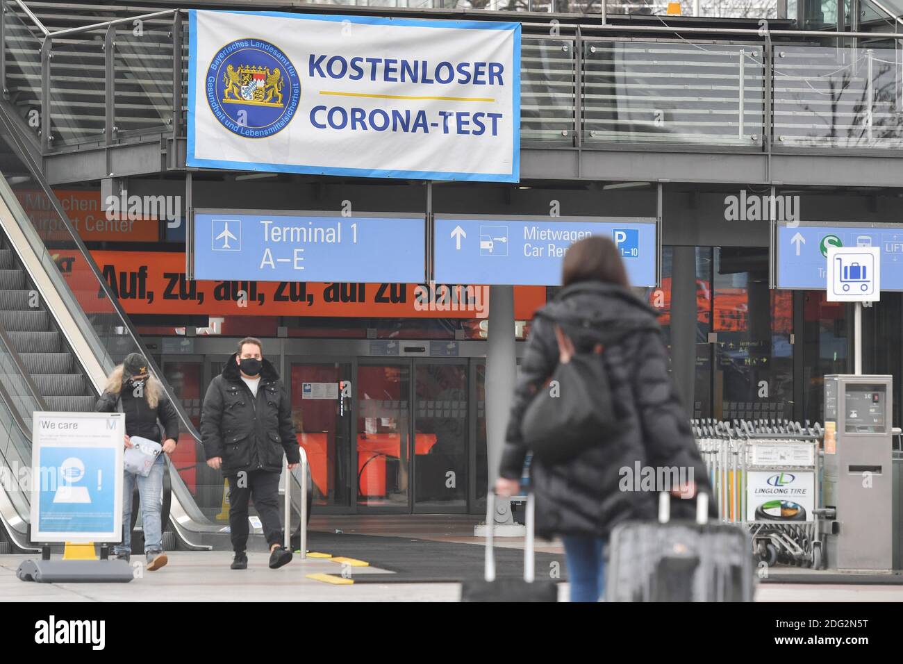 München, Deutschland. Dezember 2020. Thematische Bilderreisen in Zeiten der Corona-Pandemie. Flugreisende am Flughafen München am 6. Dezember 2020. Unterzeichnen Sie für FREIEN CORONA-TEST. Quelle: dpa/Alamy Live News Stockfoto