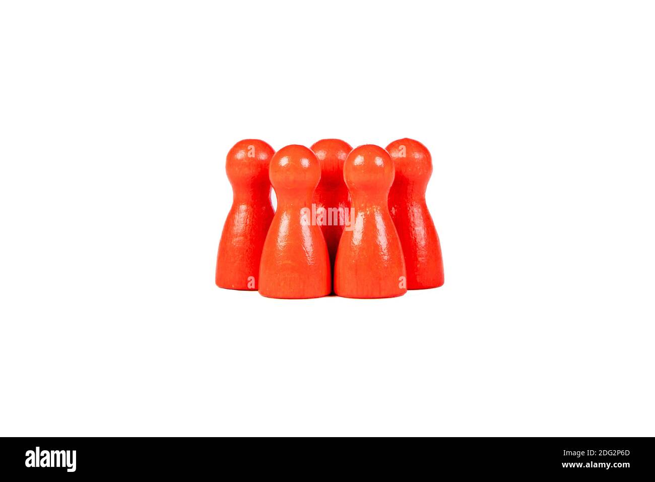Fünf rote Holzfiguren weißer Hintergrund, Gruppe Stockfoto