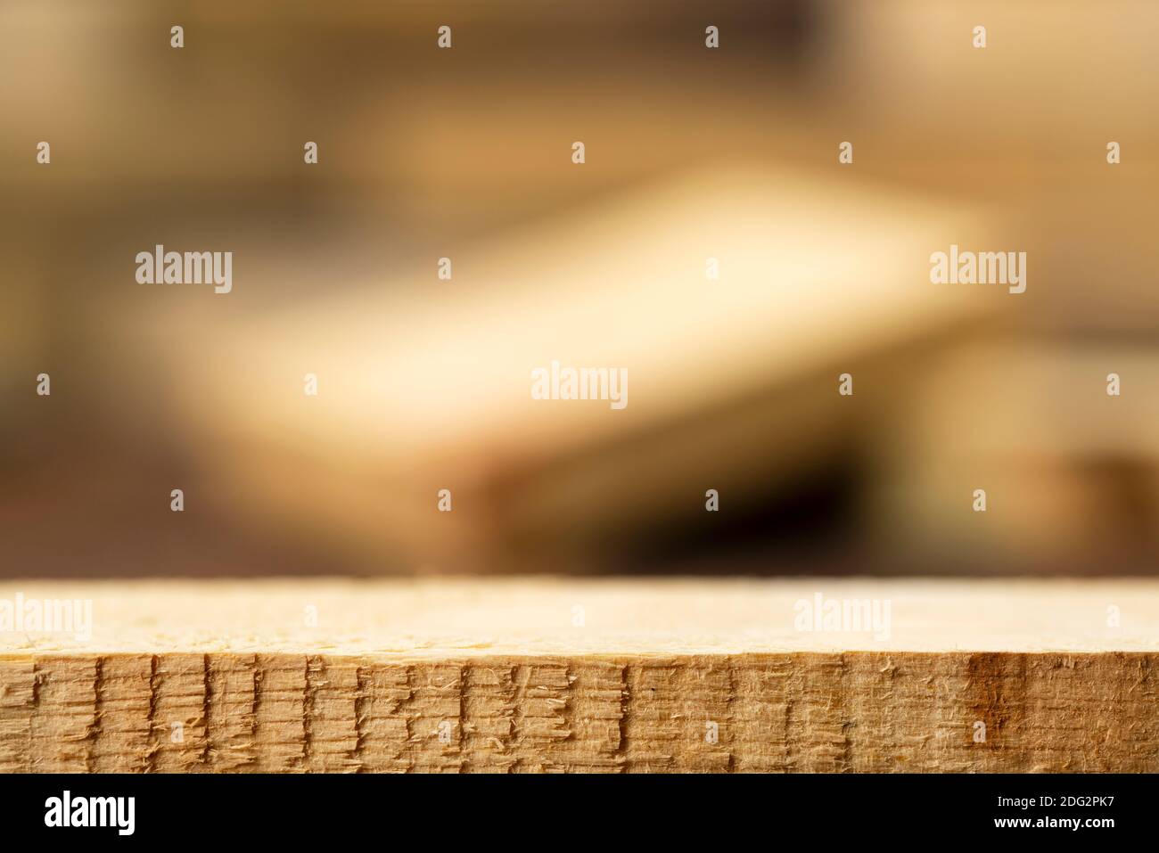 Leerer grober Holztisch mit verschwommenem Hintergrund für Produktpräsentation Mit Platz für Text oder Foto Stockfoto