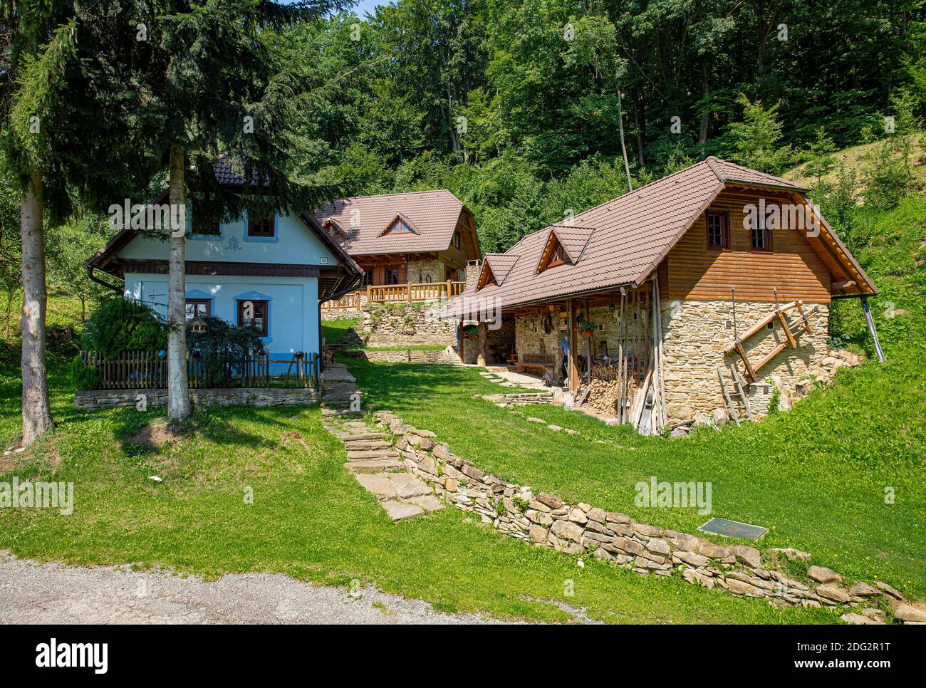 Altes Bauernhaus aus Stein mit Ziegeldach in den Weißen Karpaten, Slowakei Stockfoto