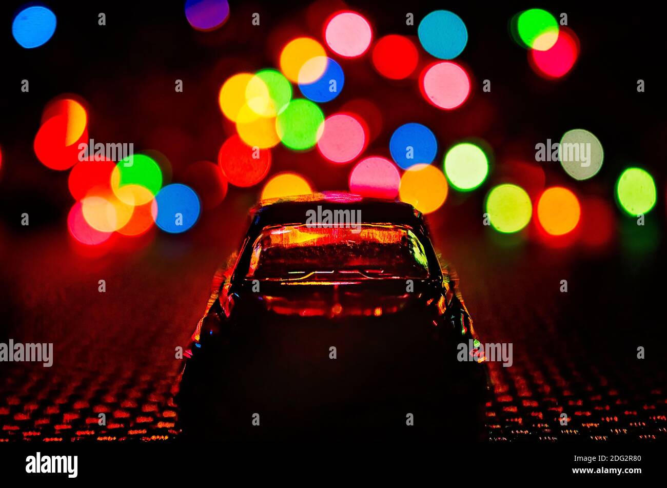 Ein Spielzeugauto wird von Weihnachtslichtern am 1. Januar 2017 in CODEN, Alabama, silhouettiert. (Foto von Carmen K. Sisson/Cloudybright) Stockfoto