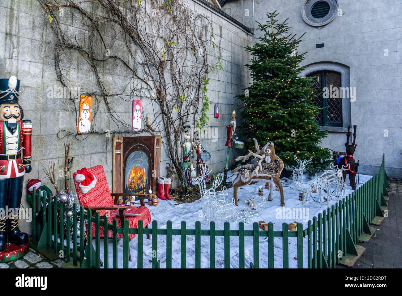 Eine Weihnachtsszene in Farmleigh in West Dublin, Irland, mit Schnee auf dem Boden, einem Rentier, einem Weihnachtsbaum und einem offenen Feuer. Stockfoto