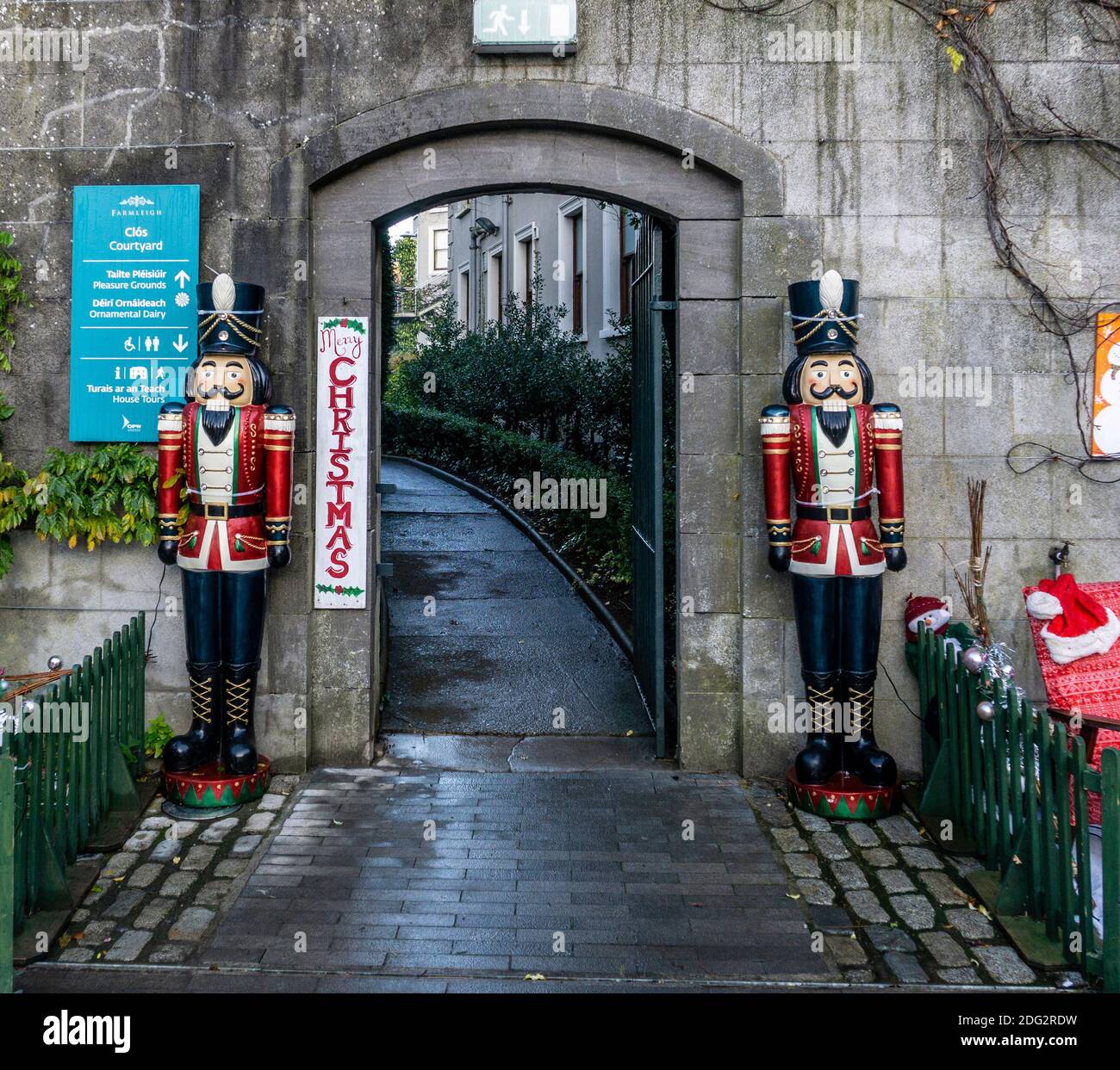 Das Tor zum Farmleigh House in West Dublin, Irland, das hier von zwei zeremoniellen Soldaten im Rahmen der Weihnachtsfeiern von Farmleigh bewacht wird. Stockfoto