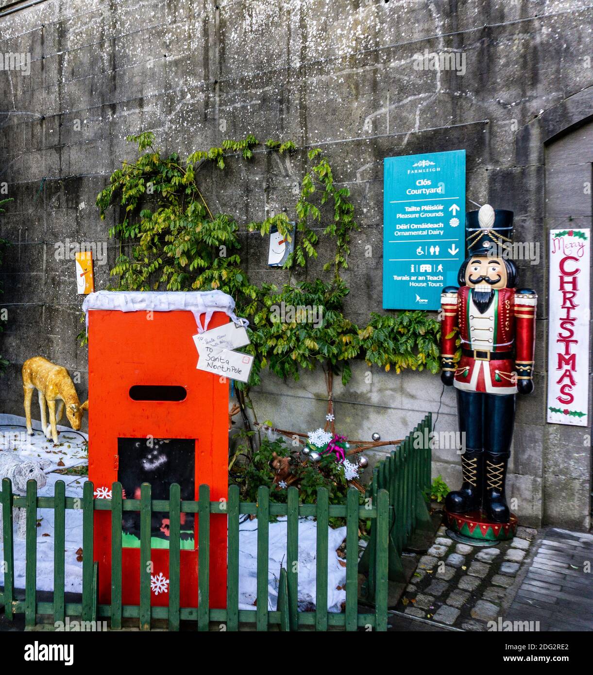 Santa Post-Box im Farmleigh Estate in West Dublin, Irland von einem zeremoniellen Soldaten bewacht. Stockfoto