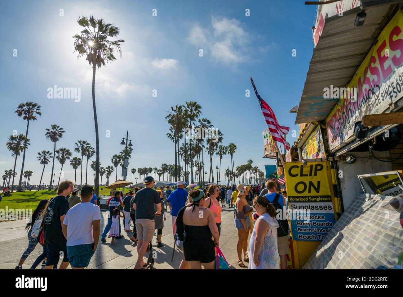 Blick auf Palmen und Besucher am Ocean Front Walk in Venice Beach, Los Angeles, Kalifornien, Vereinigte Staaten von Amerika, Nordamerika Stockfoto