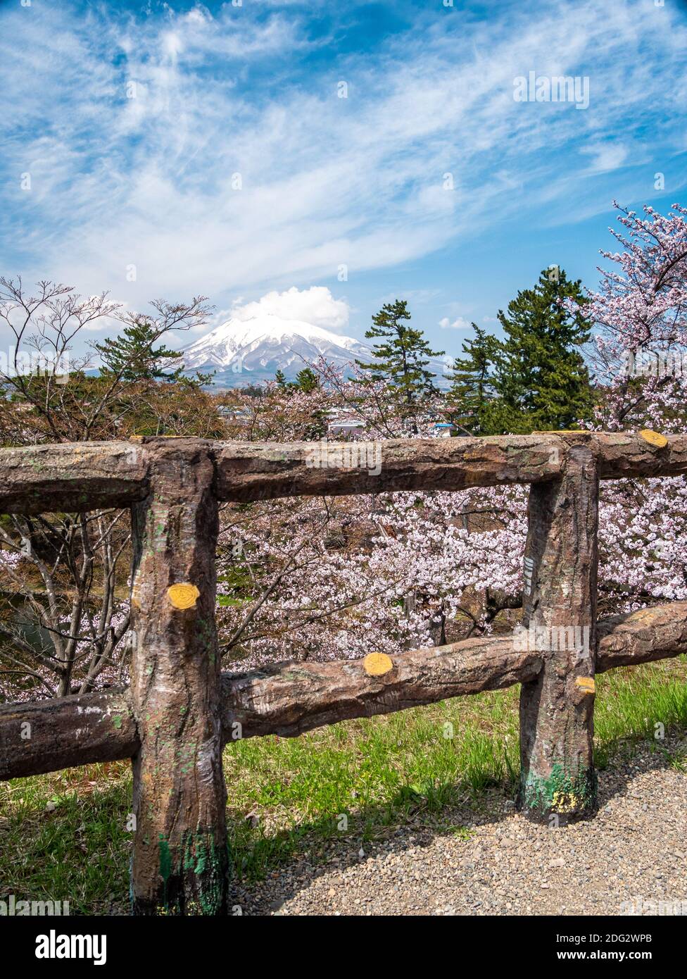 Landschaft des Berges Fuji mit Blick auf die Stadt und Bänke Im Vordergrund Stockfoto