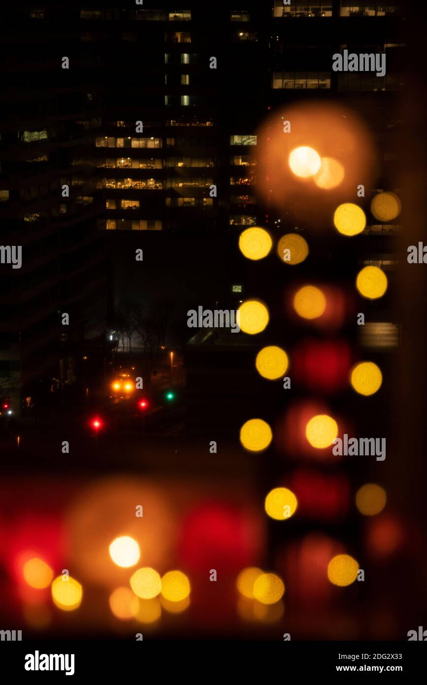 Stadt Szene in der Nacht umrahmt von Urlaub Lichter Bokeh. Stockfoto