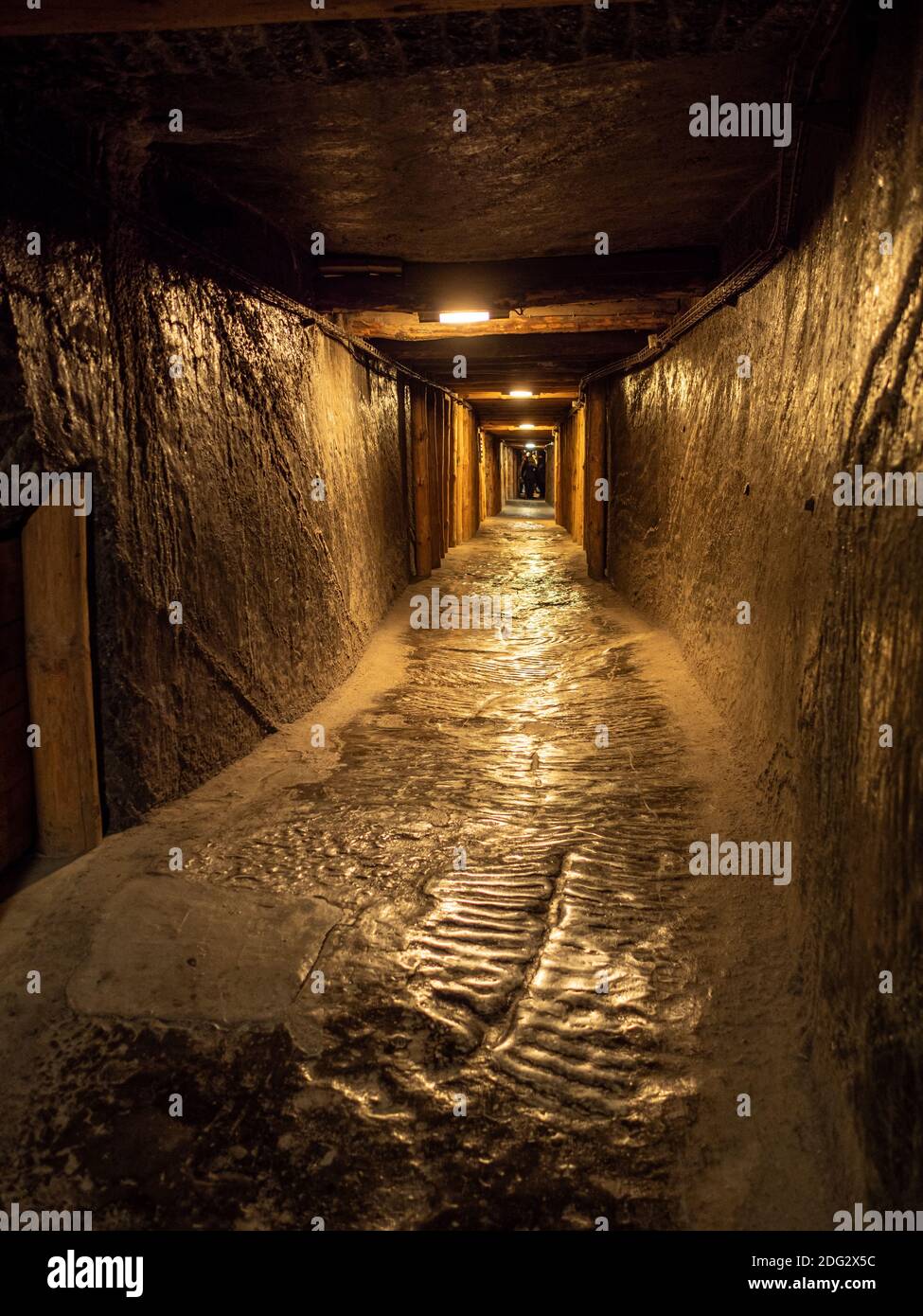 Bergbau-Tunnel mit Steinweg tief unterirdisch Stockfoto