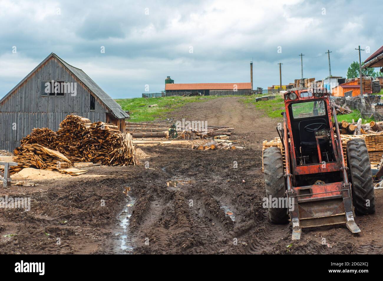 Holzindustrie outdoorsm mit rotem Traktor Stockfoto
