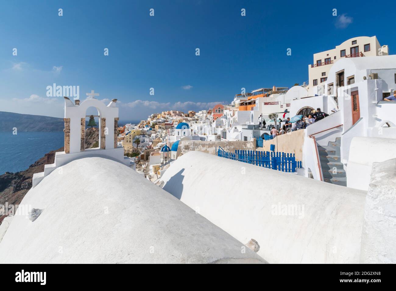 Blick auf blaue Kuppelkirchen und Oia Dorf, Santorini, Ägäische Insel, Kykladen Insel, griechische Inseln, Griechenland, Europa Stockfoto