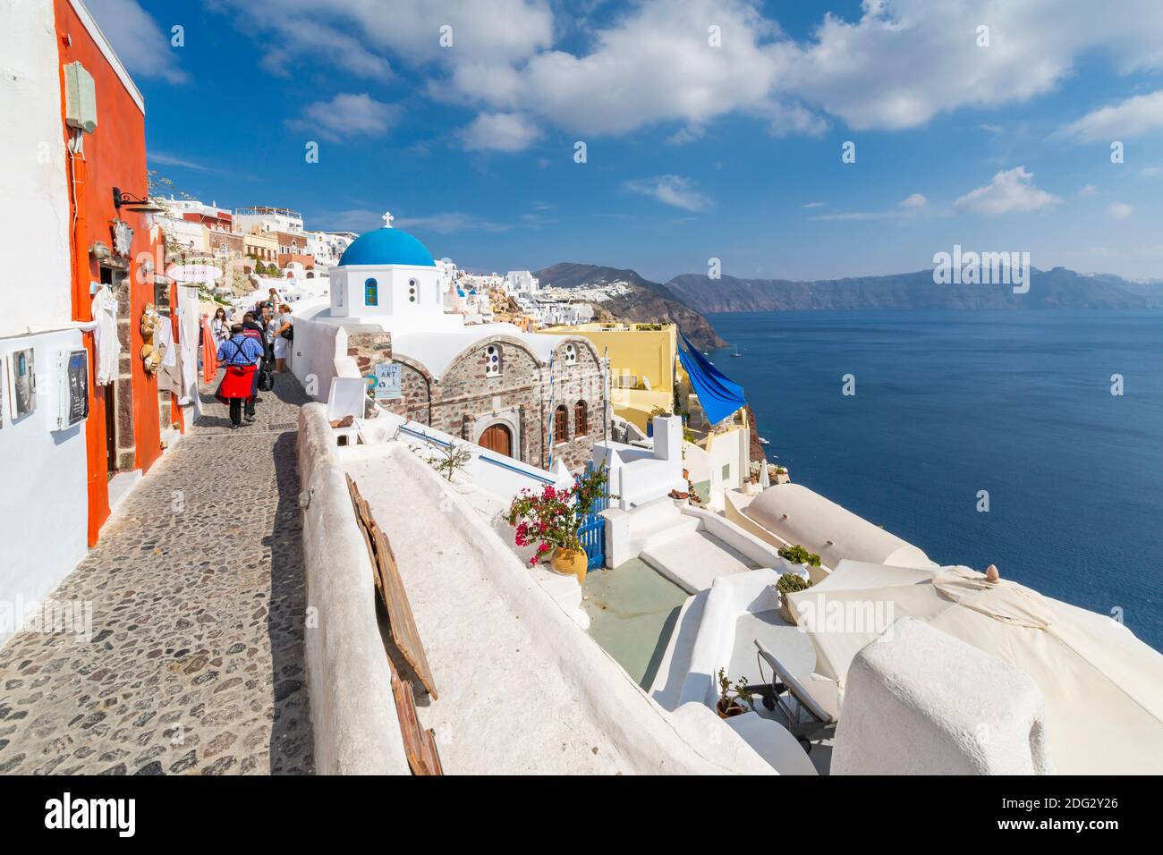 Blick auf die blaue Kuppelkirche im Dorf Oia, Santorini, Ägäische Insel, Kykladen Insel, Griechische Inseln, Griechenland, Europa Stockfoto