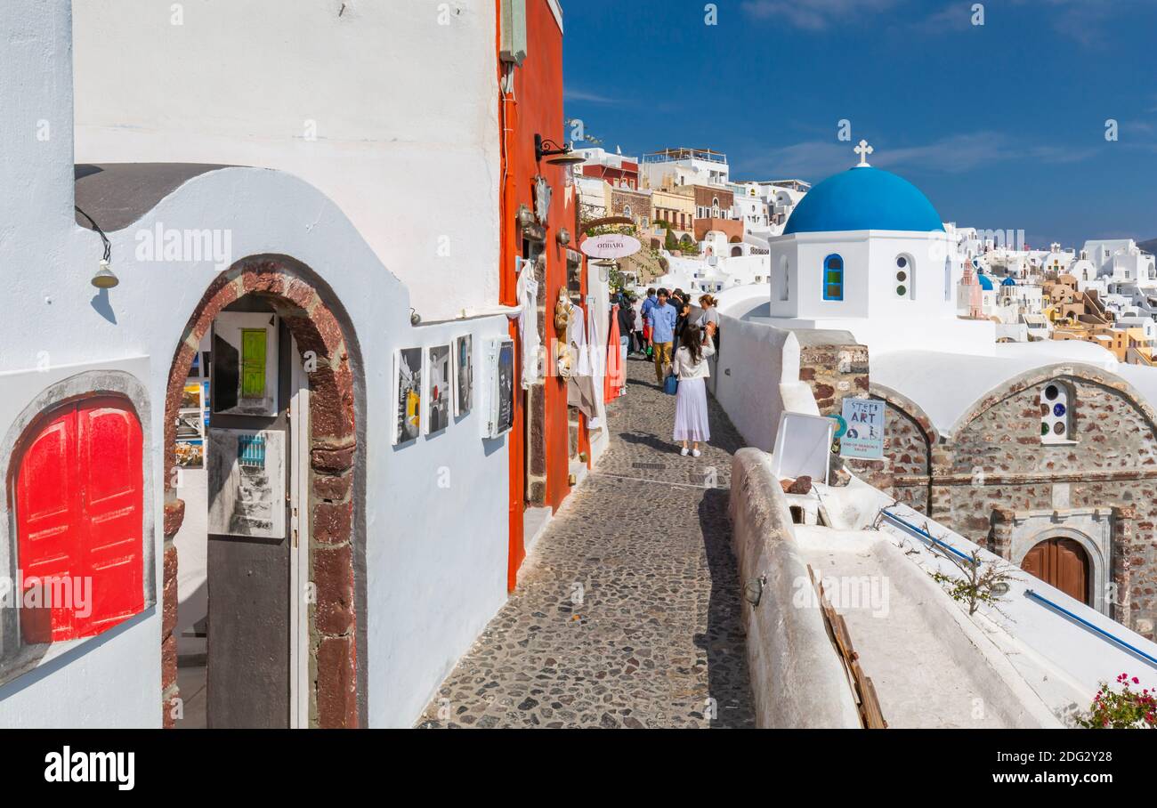 Blick auf die blaue Kuppelkirche im Dorf Oia, Santorini, Ägäische Insel, Kykladen Insel, Griechische Inseln, Griechenland, Europa Stockfoto