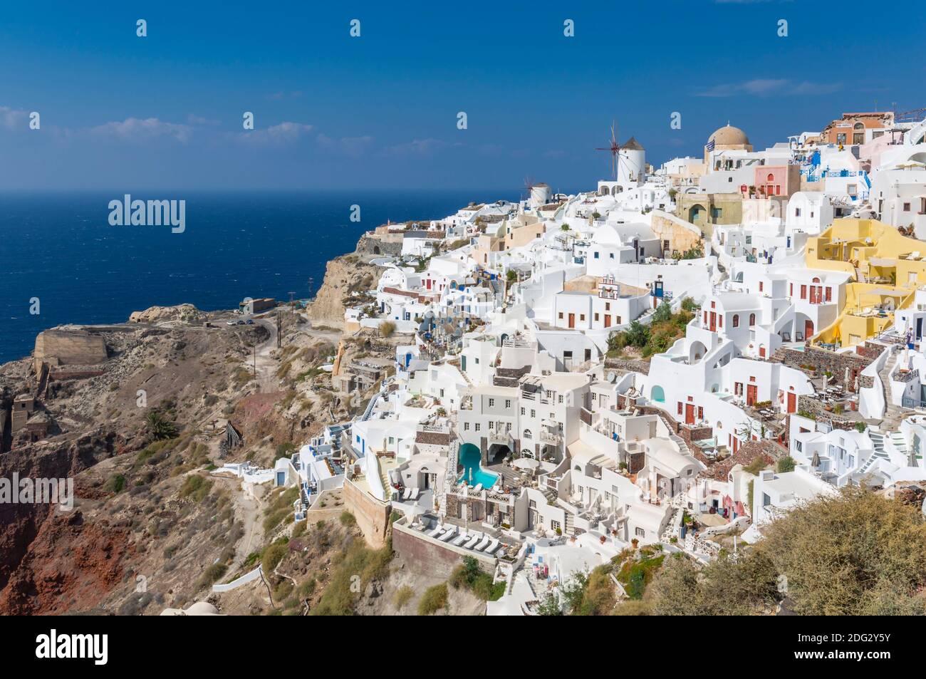 Blick auf Windmühlen mit Blick auf Oia Dorf, Santorini, Ägäische Insel, Kykladen Insel, griechische Inseln, Griechenland, Europa Stockfoto