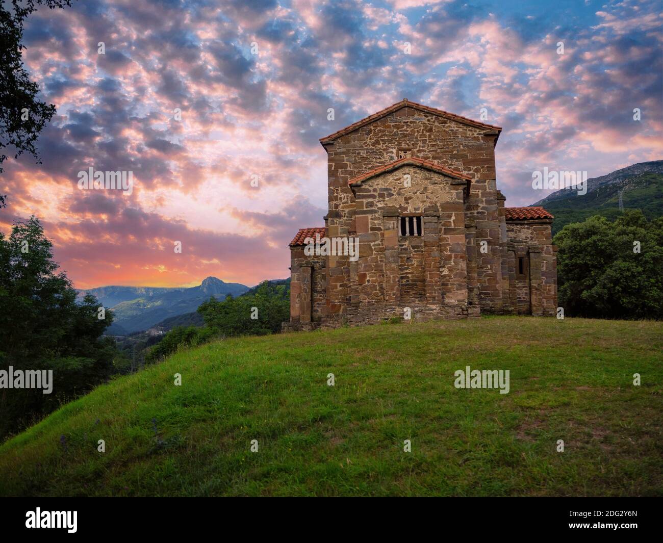 Außenansicht des Hl. Christine von Lena Kirche am Frühling. Santa Cristina de Lena ist eine Katholische pre-romanischen Kirche in Asturien, Spanien befindet. Stockfoto