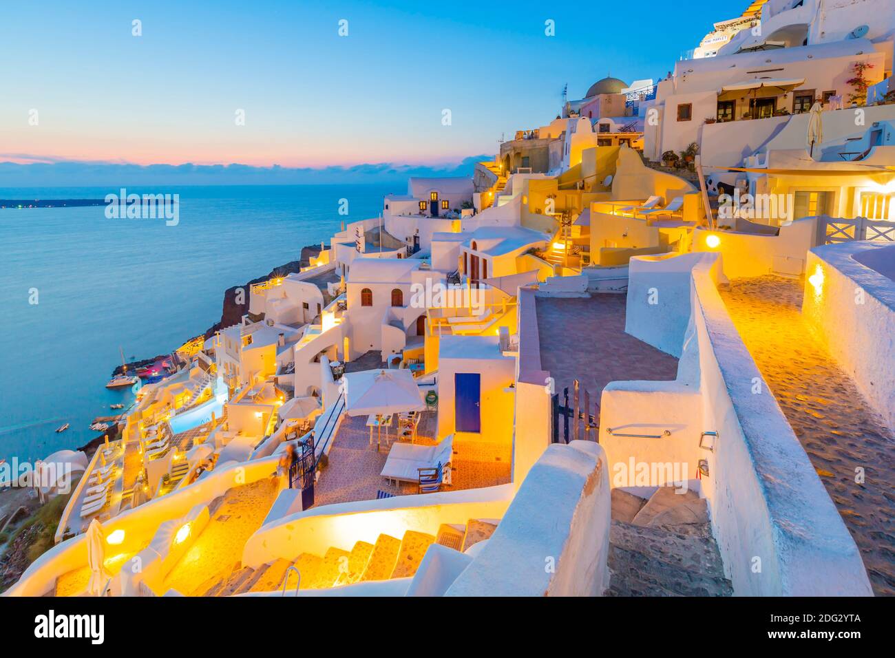 Blick auf weiß getünchte Häuser in der Abenddämmerung in Oia Dorf, Santorini, Ägäische Insel, Kykladen Insel, griechische Inseln, Griechenland, Europa Stockfoto