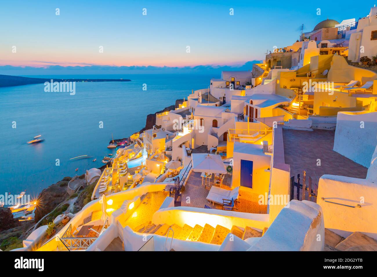 Blick auf weiß getünchte Häuser in der Abenddämmerung in Oia Dorf, Santorini, Ägäische Insel, Kykladen Insel, griechische Inseln, Griechenland, Europa Stockfoto