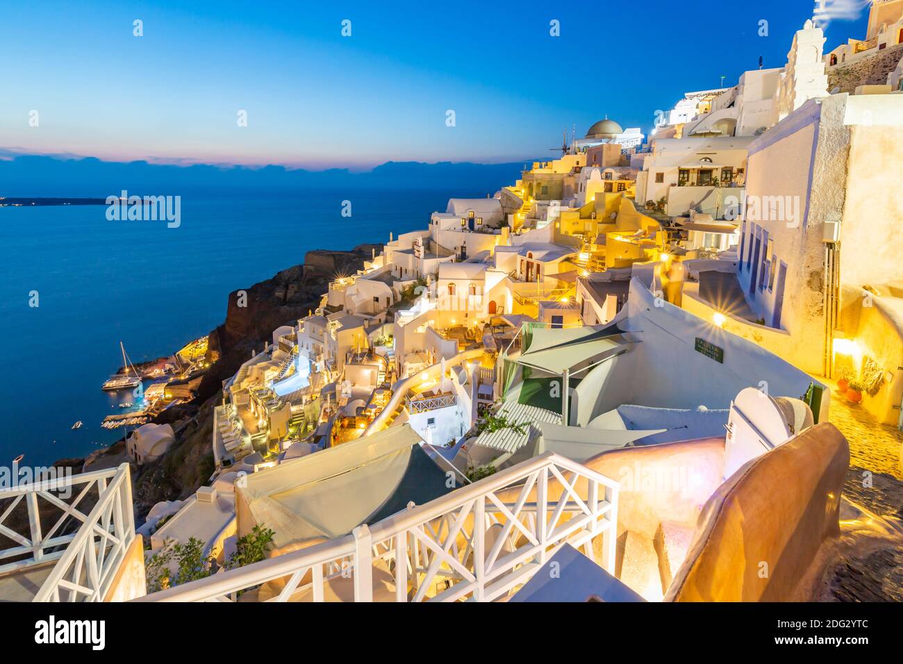 Blick auf weiß getünchte Häuser in der Abenddämmerung in Oia Dorf, Santorini, Ägäische Insel, Kykladen Insel, griechische Inseln, Griechenland, Europa Stockfoto