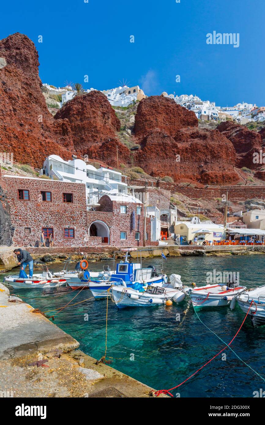 Blick auf den kleinen Hafen und die Klippe Oia Dorf, Santorini, Ägäische Insel, Kykladen Insel, griechische Inseln, Griechenland, Europa Stockfoto