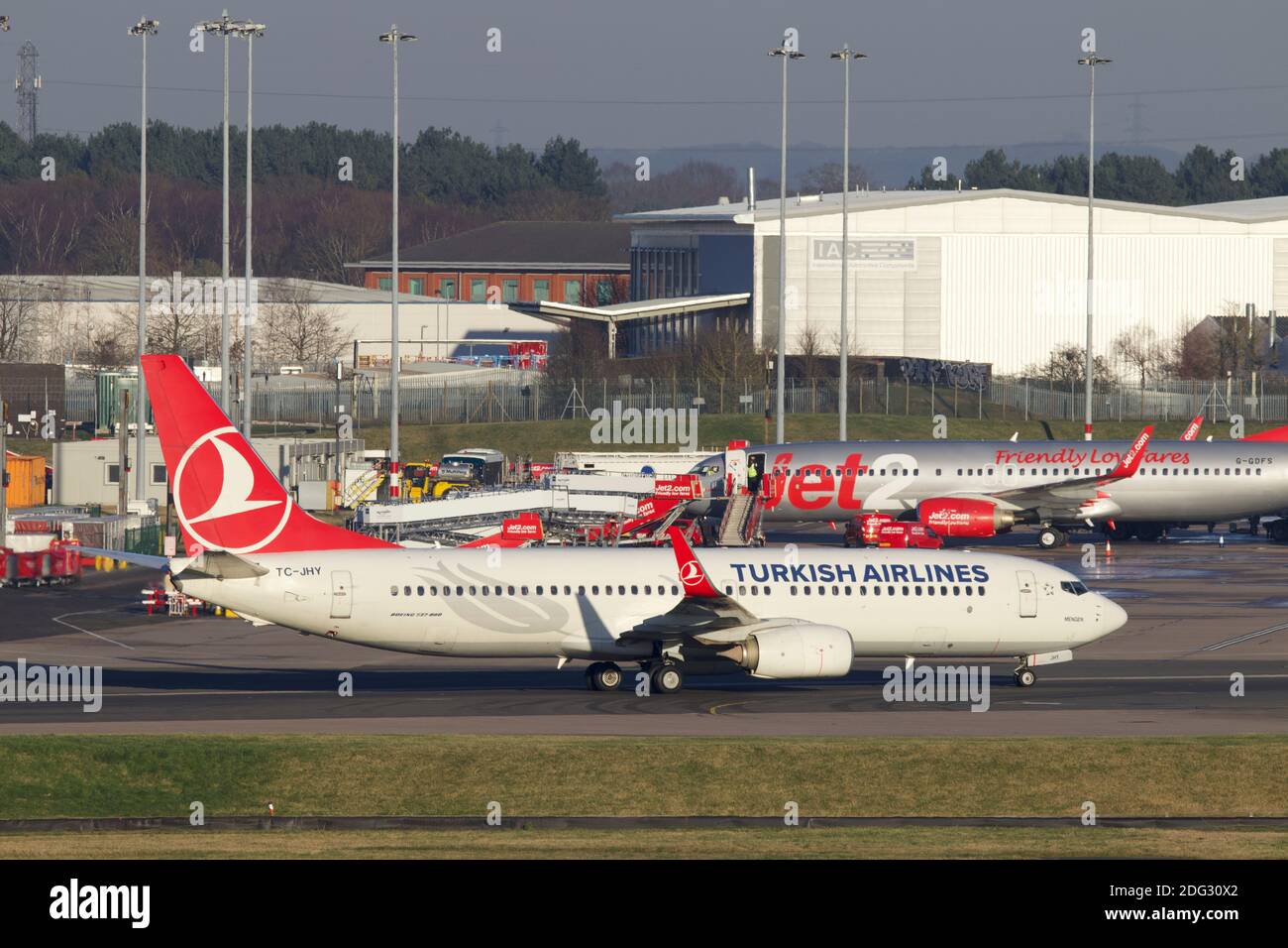 Turkish Airlines B737 rollt auf dem Flughafen Birmingham nach zu stehen Ankunft vom Flughafen Istanbul Stockfoto