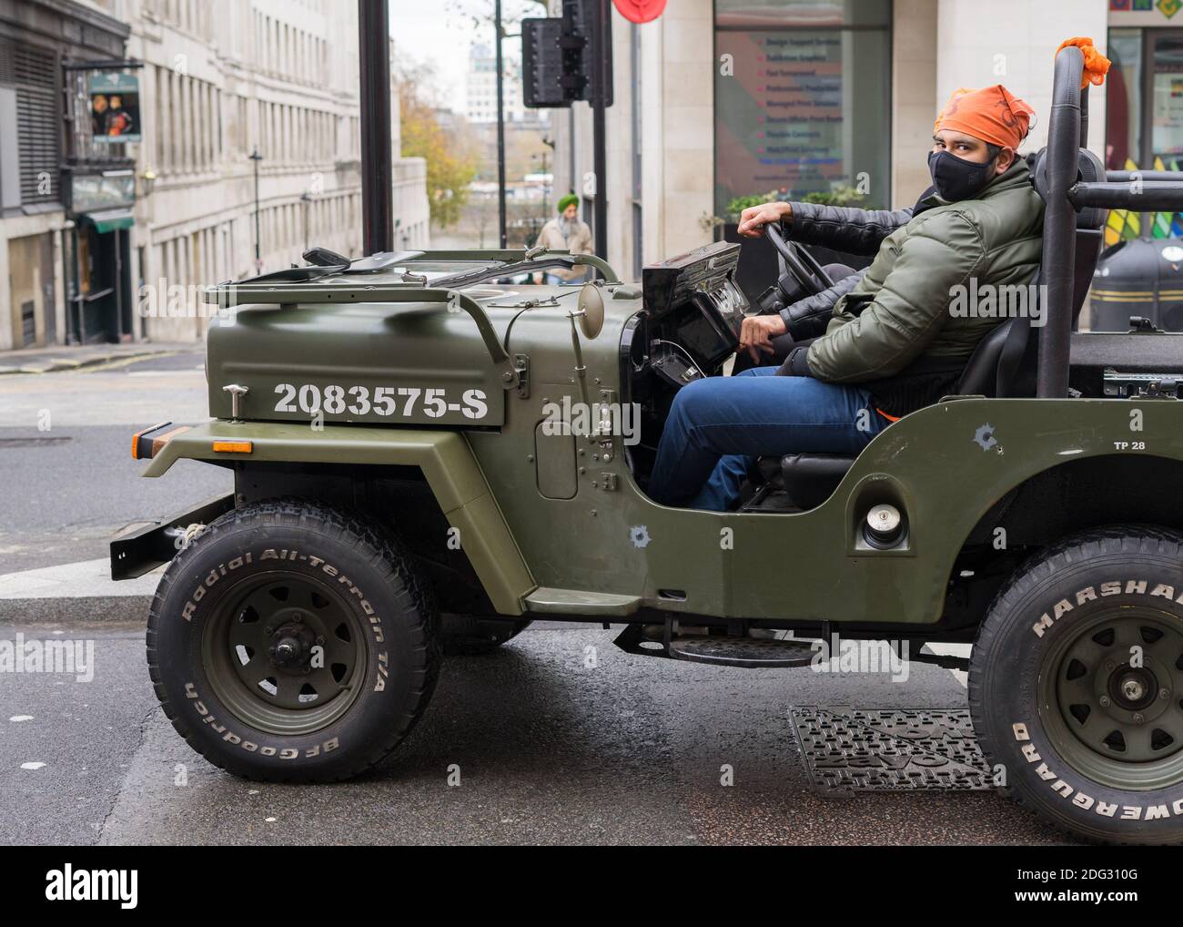 Gerechtigkeit für indische Bauern Protest entlang der Strand. Männer sitzen in militärischen Stil LKW Blick auf die Kamera. London Stockfoto