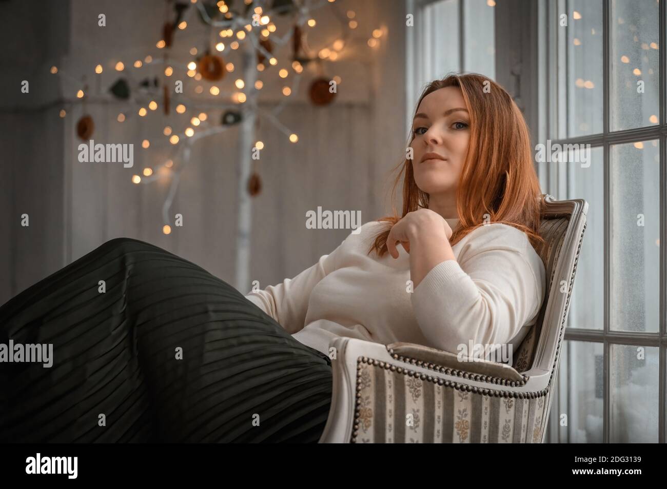 Schönheitsporträt der finnischen skandinavischen Typ kaukasischen Frau sitzt auf Stuhl Stockfoto