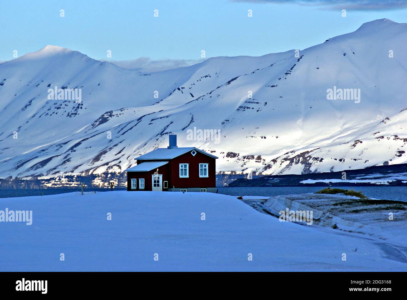 Einsame Hütte am Rande des Fjords Stockfoto