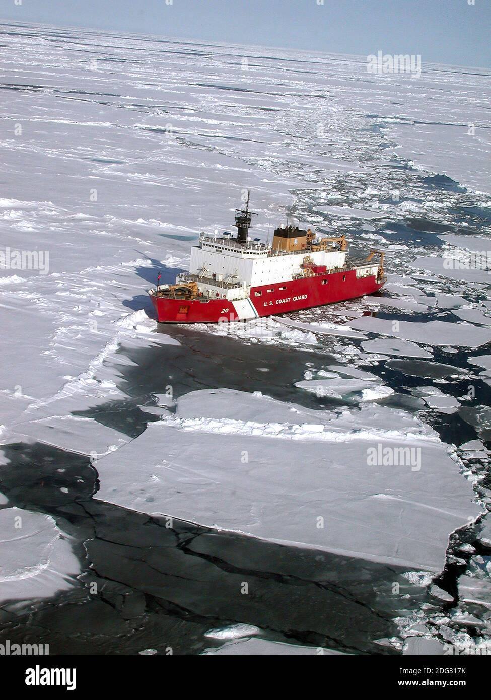 Küstenwache-Fräser Healy schneidet Weg durch das Eis der Küstenwache-Fräser Healy schneidet einen Weg durch das antarktische Eis. Der Healy ist der neueste und technologisch fortschrittlichste US-Eisbrecher. Das Healy ist für die Durchführung einer Vielzahl von Forschungsaktivitäten konzipiert und bietet mehr als 4,200 Quadratmeter wissenschaftliche Laborfläche, zahlreiche elektronische Sensorsysteme, ozeanographische Winden und Unterkünfte für bis zu 50 Wissenschaftler. Es kann 4.5 Fuß Eis kontinuierlich bei drei Knoten brechen und kann bei Temperaturen von bis zu -50 Grad Fahrenheit betrieben werden. Stockfoto