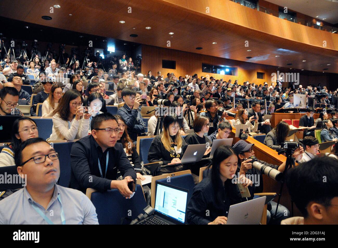 Die Zuschauer hören dem chinesischen Biologen He Jiankui zu, der während des zweiten internationalen Gipfels zum Humane Genome Editing an der Universität Hongkong einen Vortrag hält. Er hatte das Genom zweier Zwillinge biologisch verändert, um sie gegen AIDS, das ihr biologischer Vater hatte, resistent zu machen. Er wurde von der wissenschaftlichen Gemeinschaft verurteilt, und wurde sofort nach seinem Gespräch in Gewahrsam genommen und schließlich inhaftiert. Stockfoto