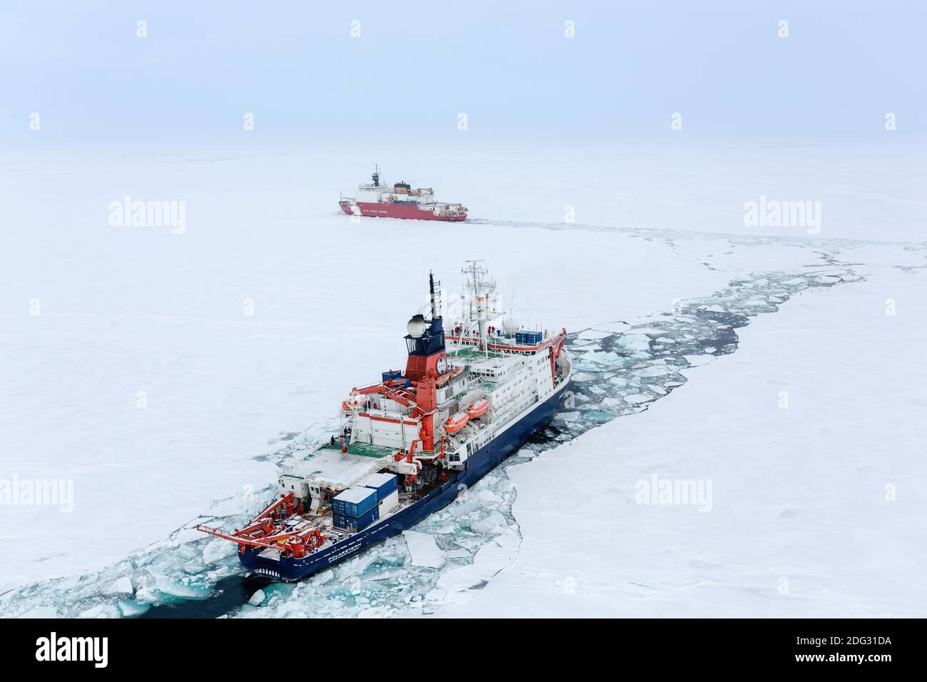 Eisbrecher Polarstern und Cutter Healy am Nordpol der deutsche Forschungseisbrecher Polarstern (Vordergrund) und der US-Küstenwache-Cutter Healy trafen sich im September 2015 am Nordpol, um Elemente im Arktischen Ozean im Rahmen des internationalen GEOTRACES-Forschungsprogramms zu untersuchen. Stockfoto