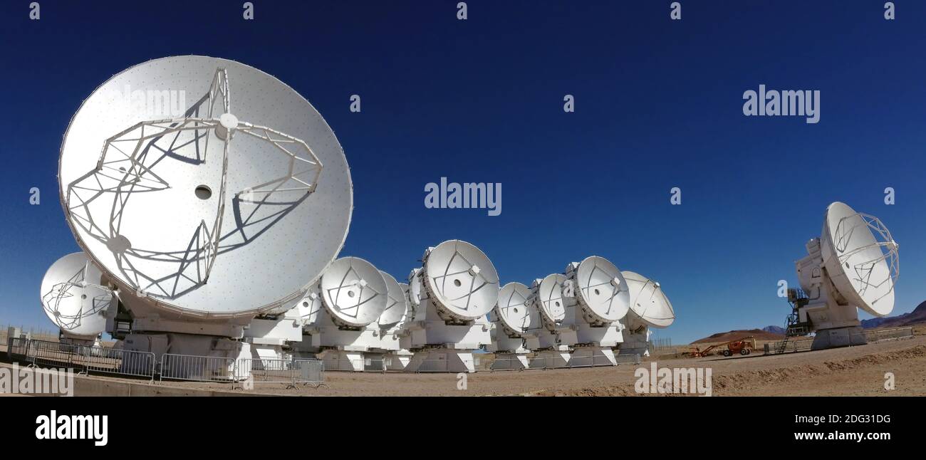 Atacama Compact Array (ACA) auf dem ALMA-Hochgelände in einer Höhe von 5000 Metern im Norden Chiles. Die ACA ist eine Untergruppe von 16 eng getrennten Antennen, die ALMAs Fähigkeit, Himmelsobjekte mit großer Winkelgröße wie Molekülwolken und nahe gelegene Galaxien zu untersuchen, erheblich verbessern wird. Die Antennen des Atacama Compact Array, vier 12-Meter-Antennen und zwölf 7-Meter-Antennen, wurden von Japan produziert und geliefert. 2013 wurde das Atacama Compact Array nach Professor Koh-ichiro Morita, einem Mitglied des japanischen ALMA-Teams und Designer des ACA, das plötzlich den Namen Morita erhielt Stockfoto