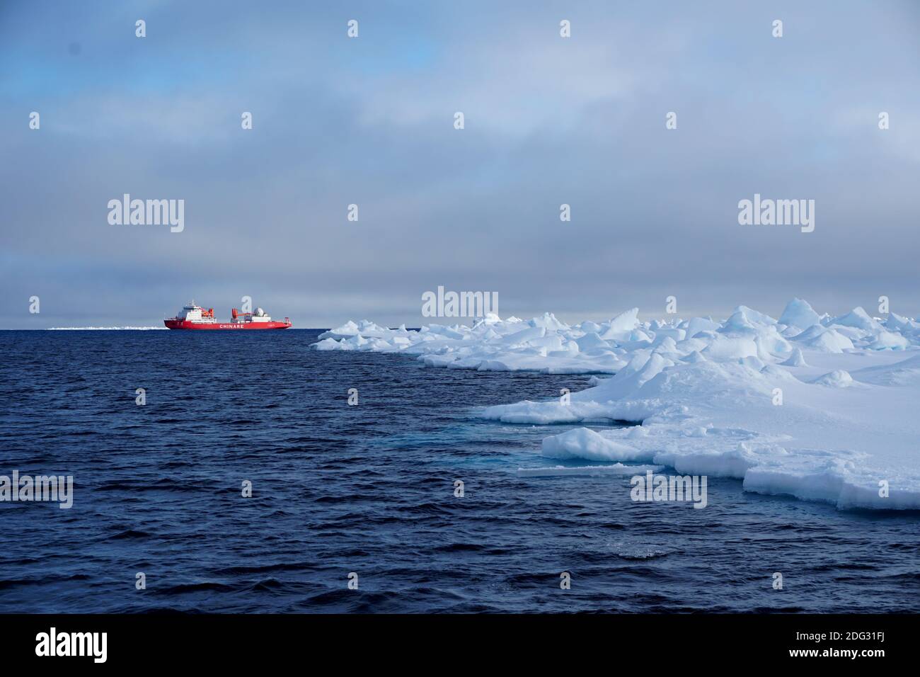 26. August 2020 Eisbrecher während der Forschungsexpedition der Eisbrecher R/V Xue Long während einer Forschungsexpedition im Arktischen Ozean. Stockfoto